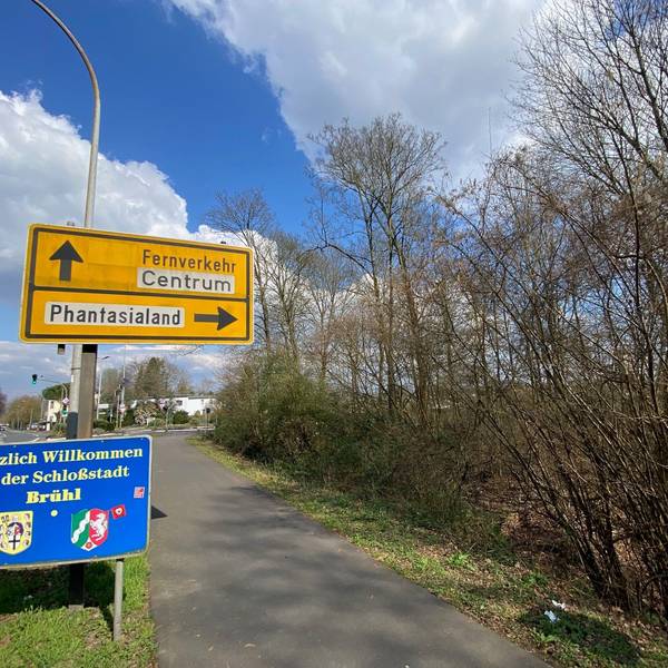 Zu sehen ist ein Verkehrsschild, das auf das Phantasialand hinweist.