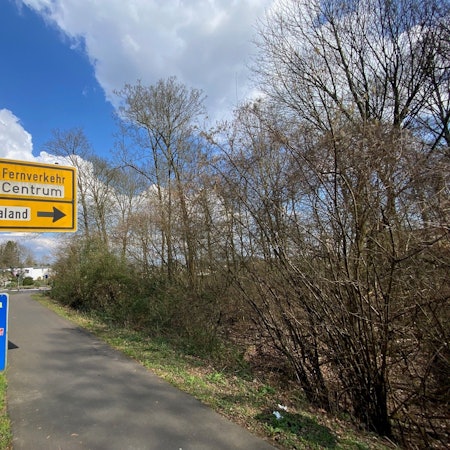 Zu sehen ist ein Verkehrsschild, das auf das Phantasialand hinweist.