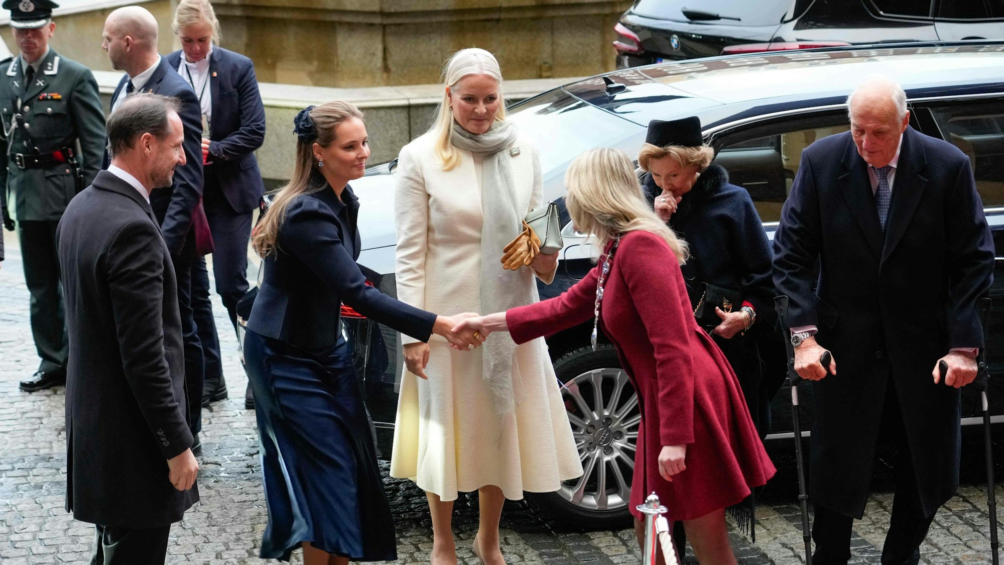 Norwegens König Harald, Königin Sonja, Kronprinzessin Mette-Marit, Prinzessin Ingrid Alexandra und Kronprinz Haakon werden von Oslos Bürgermeisterin Anne Lindboe begrüßt, als sie am 10. Dezember 2025 in Oslo, Norwegen, im Rathaus von Oslo zur Verleihung des Friedensnobelpreises 2025 eintreffen.