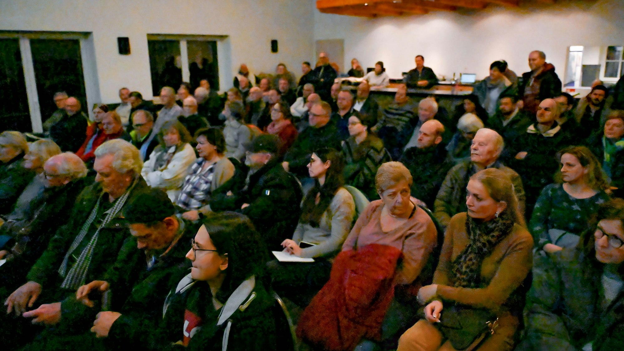 Zahlreiche interessierte Anwohnerinnen und Anwohner füllen die Reihen im Vereinsheim.