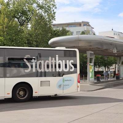 Ein Stadtbus verlässt den Busbahnhof.