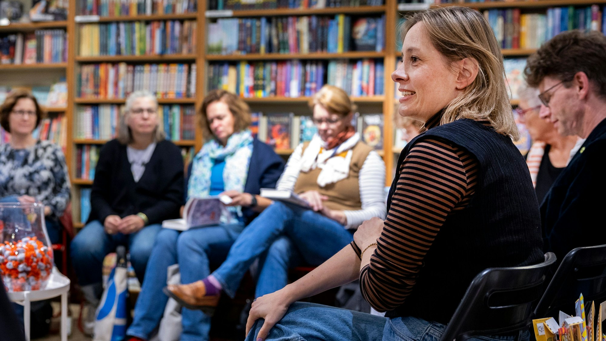Linda König (rechts) leitet den Buchclub in der Kölner Buchhandlung Neusser Straße.