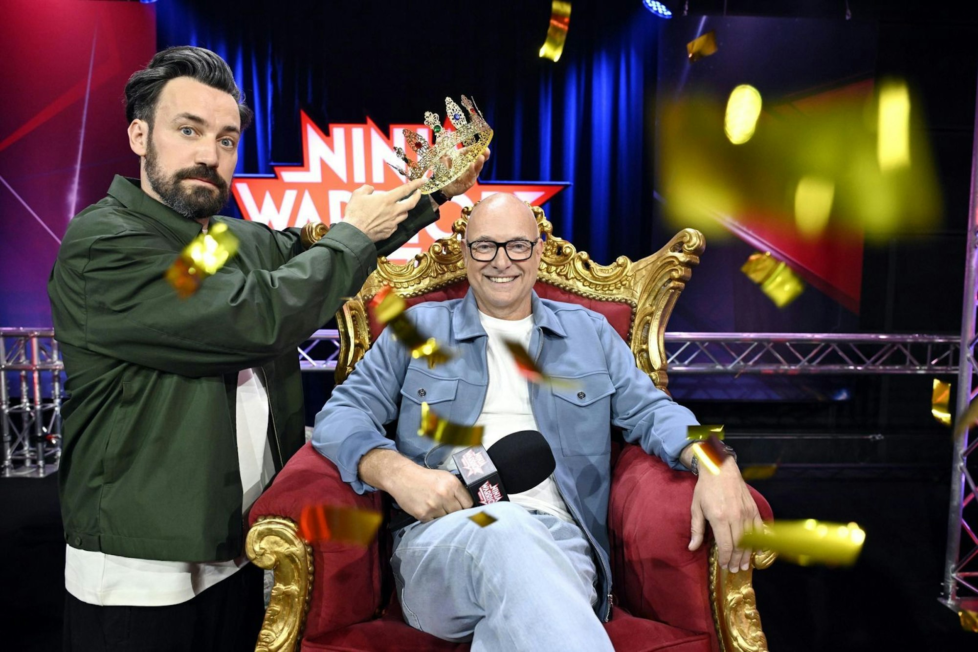 Frank Buschmann (rechts) war der „König“ von „Ninja Warrior Germany“. Jetzt dankte er als Moderator nach zehn Staffeln ab. Co-Moderator Jan Köppen war aufrichtig traurig. (Bild: RTL/Markus Hertrich)