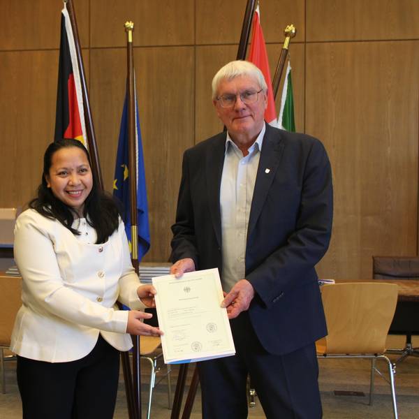 Amy Rose Pabilona, aufgewachsen auf den Philippinen, wurde am 11.12.25 eingebürgert, mit Landrat Sebastian Schuster und dem Neubürgerbeauftragten Ludwig Neuber.