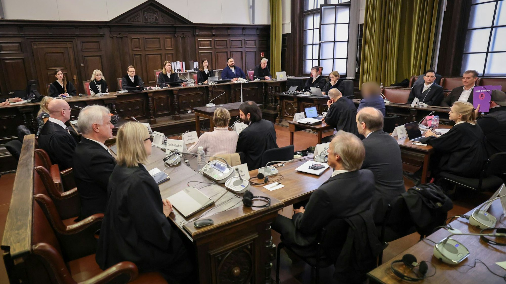 Die Beteiligten am Prozess gegen Christina Block und sechs Mitangeklagte hören den zweiten Tag in Folge die Aussage des mutmaßlichen Chefs der Entführer.