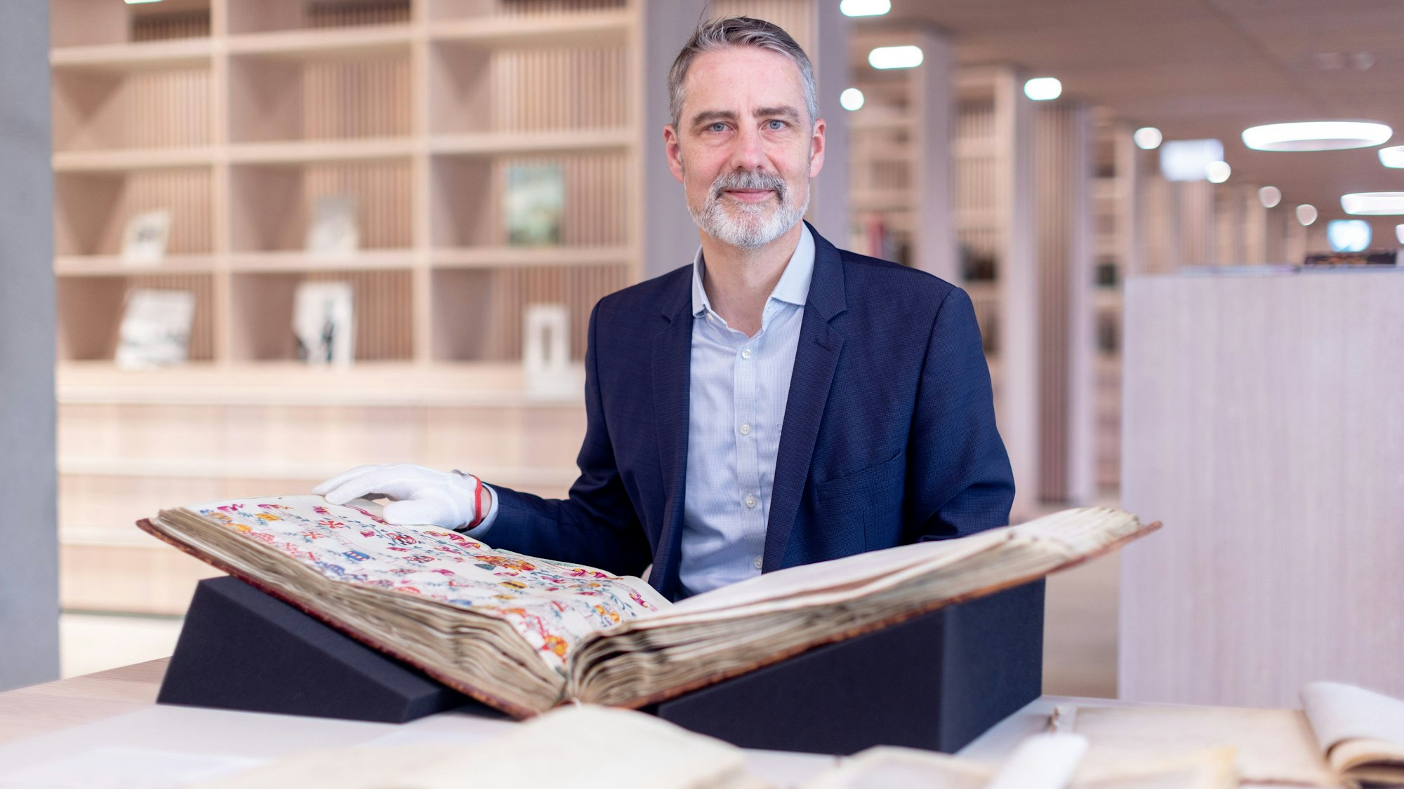 Ulrich Fischer, neuer Leiter des Historischen Archivs in Köln, porträtiert im Historischen Archiv der Stadt Köln.