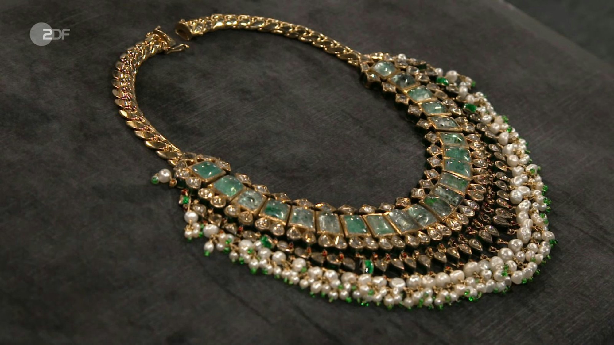 Ein indisches Gold-Collier mit reichlich Edelsteinen wollte Winfried für 3.000 Euro loswerden. (Bild: ZDF)