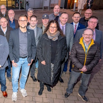 Bürgermeister Michael Fingel und 25 weitere Personen beim Gruppenbild vor dem Mechernicher Rathaus.