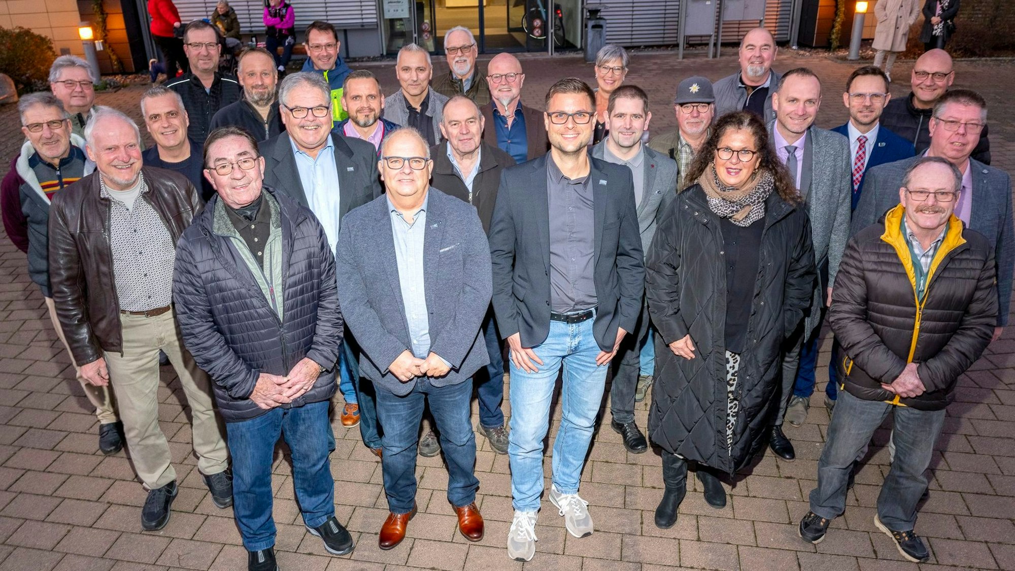 Bürgermeister Michael Fingel und 25 weitere Personen beim Gruppenbild vor dem Mechernicher Rathaus.