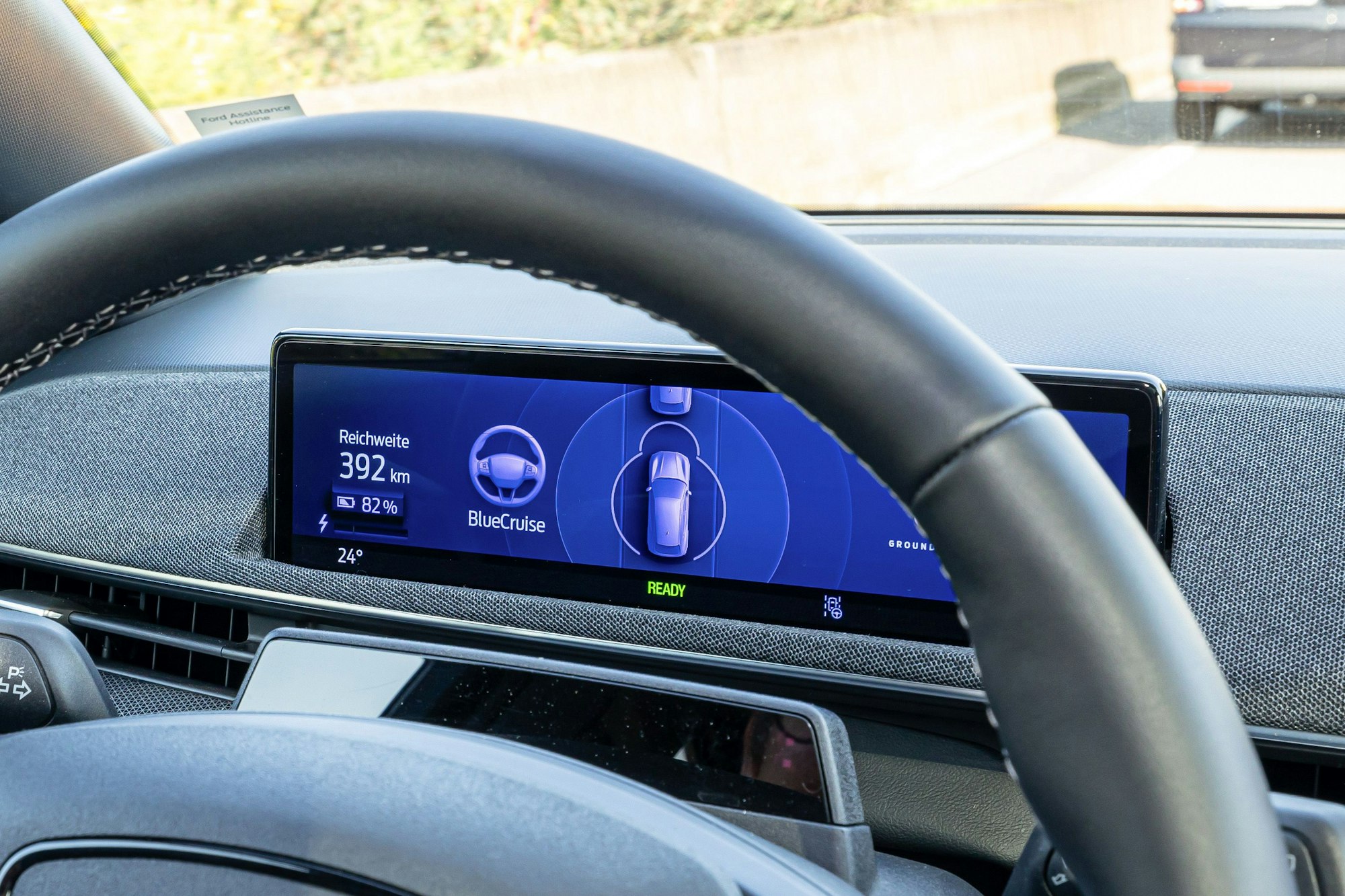 Das Bild zeigt das Lenkrad und den Display eines Ford Wagens von innen.