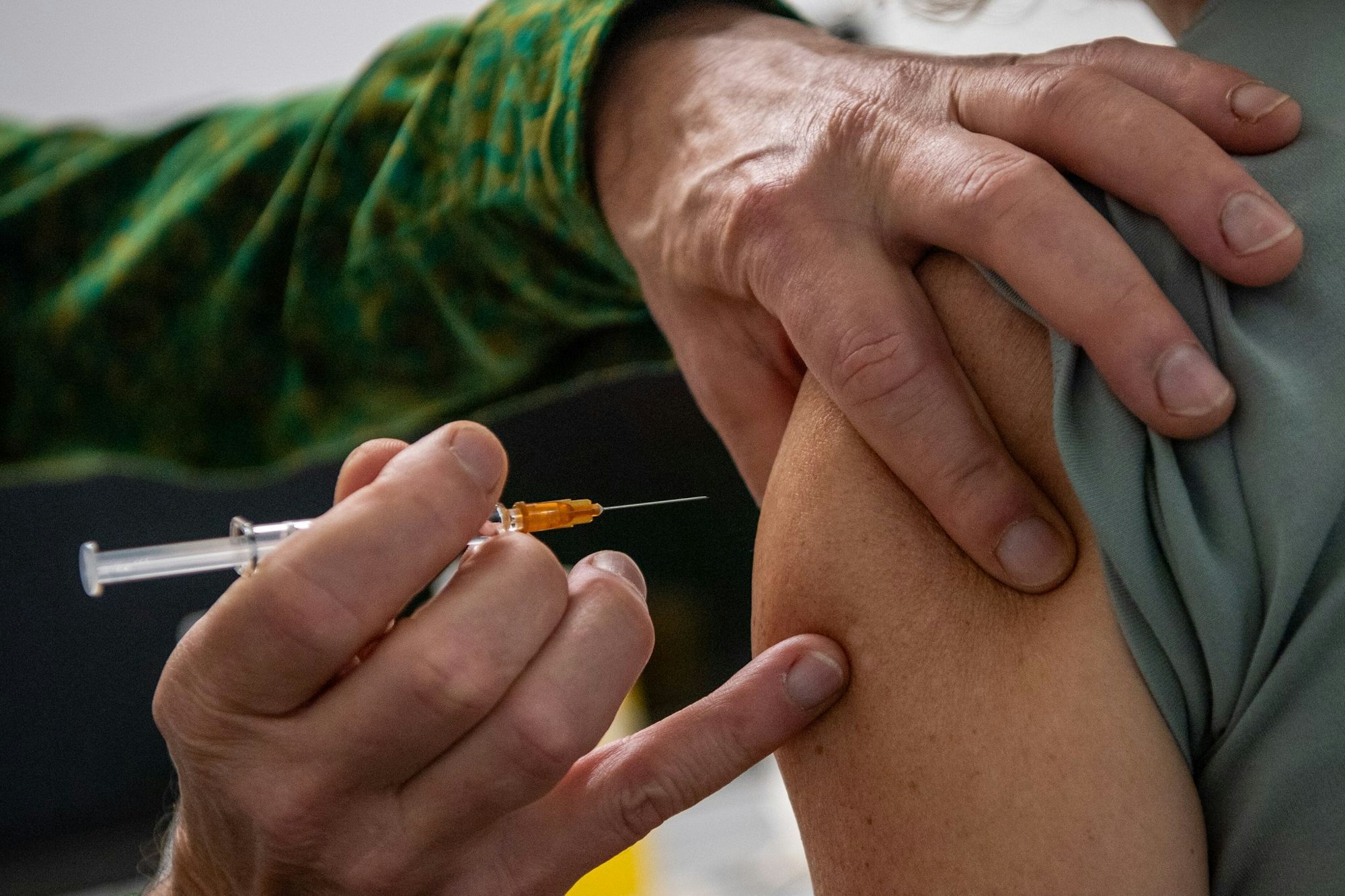 Eine Grippeschutzimpfung kann auch jetzt noch sinnvoll vor schweren Influenza-Verläufen schützen.