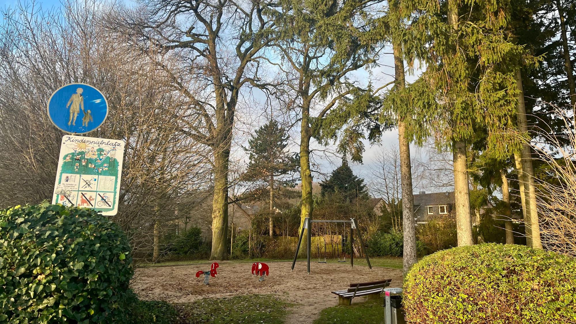 Schön gelegen, aber kaum bespielbar: der Spielplatz Martin-Buber-Straße.