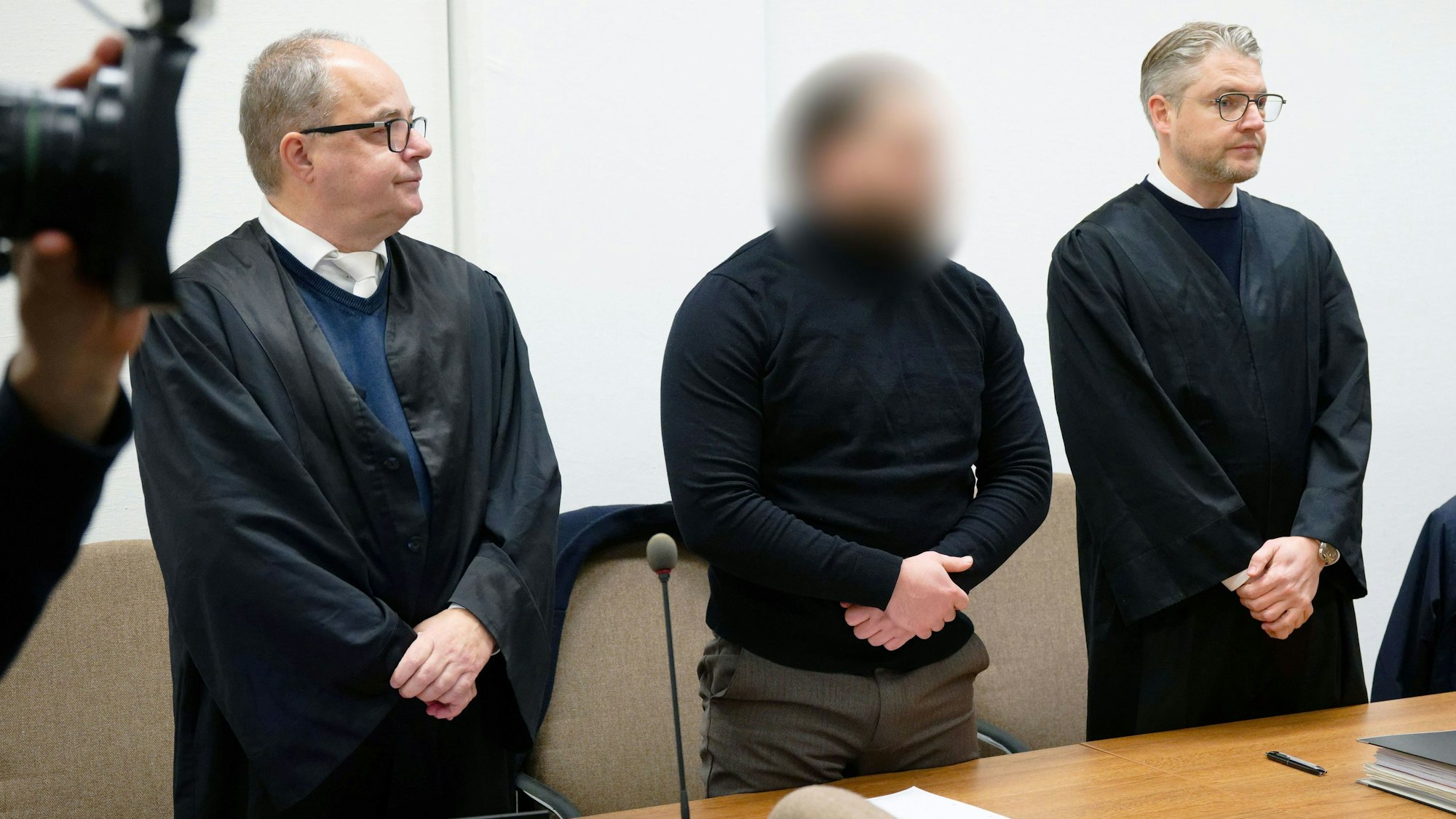 Der Angeklagte Hami S. zwischen seinen Verteidigern Michael Diwo (l.) und Leonhard Mühlenfeld beim Prozessauftakt im Landgericht