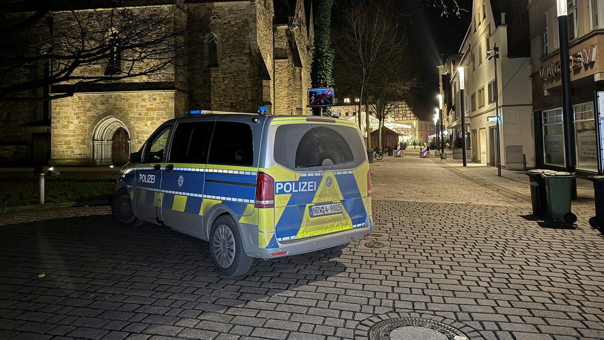 Herford: Ein Polizeiauto steht am Donnerstagabend (11. Dezember) in der Nähe des Weihnachtsmarktes. Ein 16-Jähriger wurde bei einem Messerangriff lebensgefährlich verletzt.