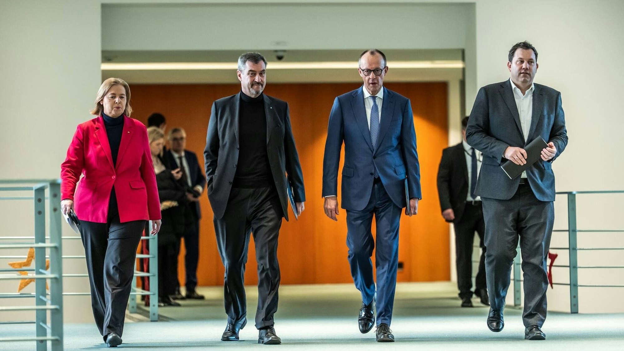 Ergebnisse nach langen Verhandlungen (v.l.n.r.): Arbeitsministerin Bärbel Bas (SPD), CSU-Chef Markus Söder, Kanzler Friedrich Merz (CDU) und Finanzminister Lars Klingbeil (SPD).