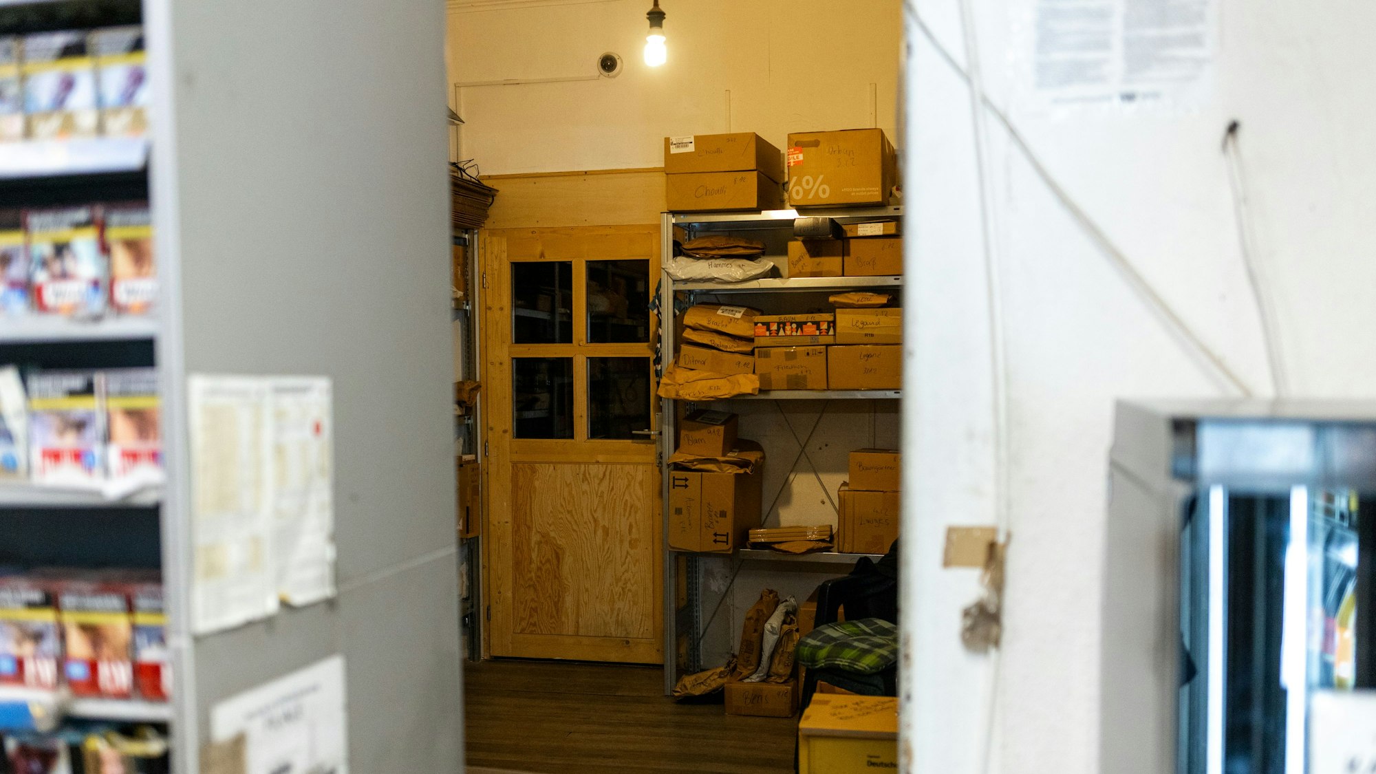 Blick in einen Raum mit Regalen, in denen Pakete lagern.