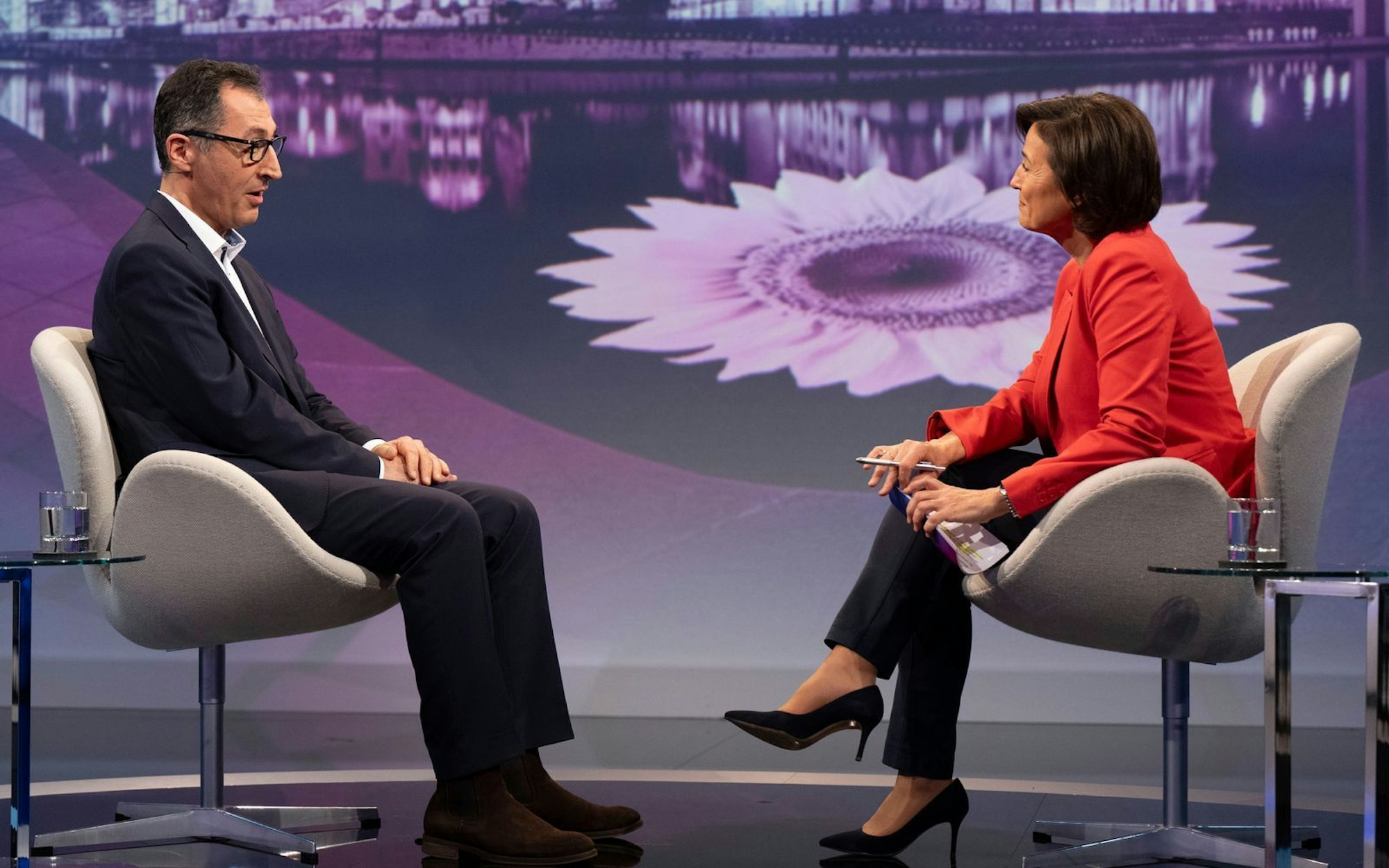 Am Mittwochabend stellte sich Cem Özdemir den Fragen von Sandra Maischberger. (Bild: WDR / Melanie Grande)