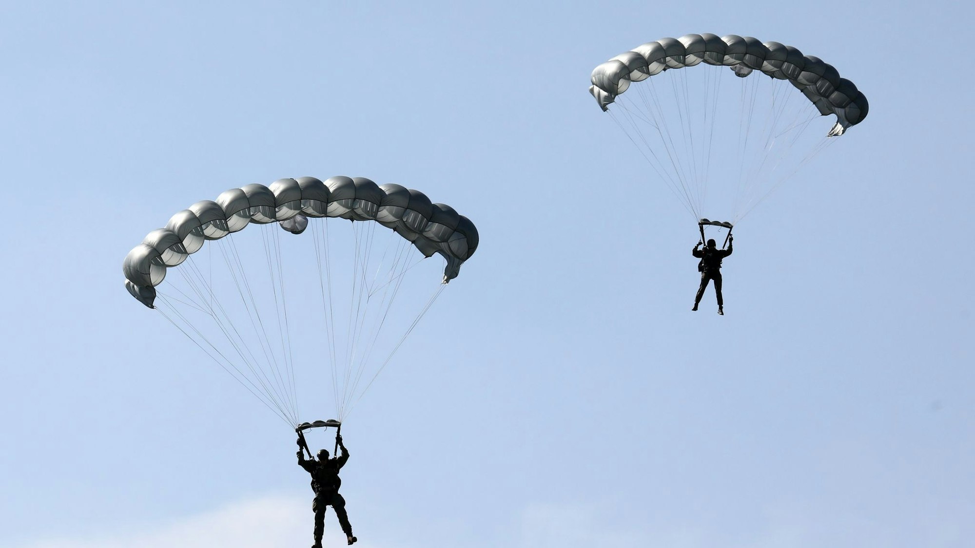 Schockierende Augenblicke erlebte eine Gruppe von Fallschirmspringern in Australien, doch am Ende ging alles glimpflich aus. (Symbolbild)