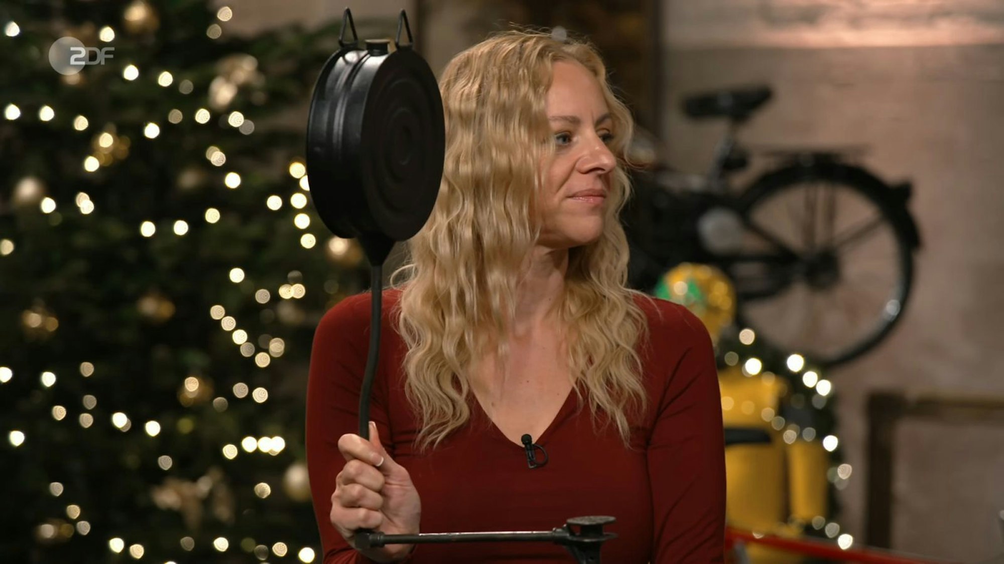 Veronika und ihr Sohn Mirco wünschten sich 80 Euro für die Wandleuchte. Liza Kielon bezahlte 90 Euro. (Bild: ZDF)