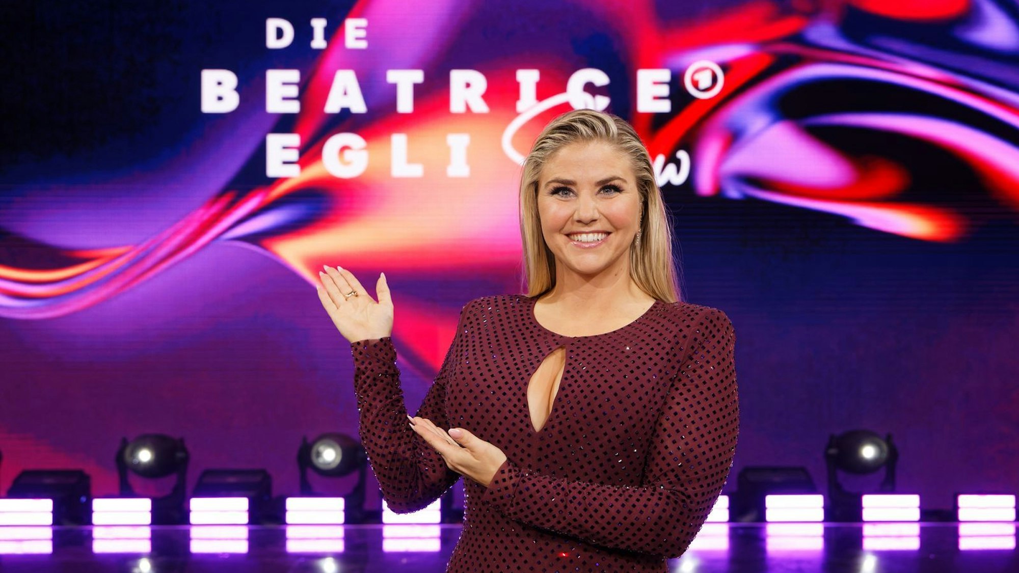 Beatrice Egli steht in der Kulisse ihrer Show.