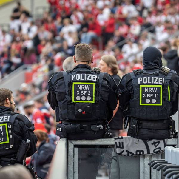 Einsatzkräfte der Polizei positionieren sich in der Bay-Arena.