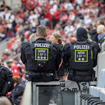Einsatzkräfte der Polizei positionieren sich in der Bay-Arena.