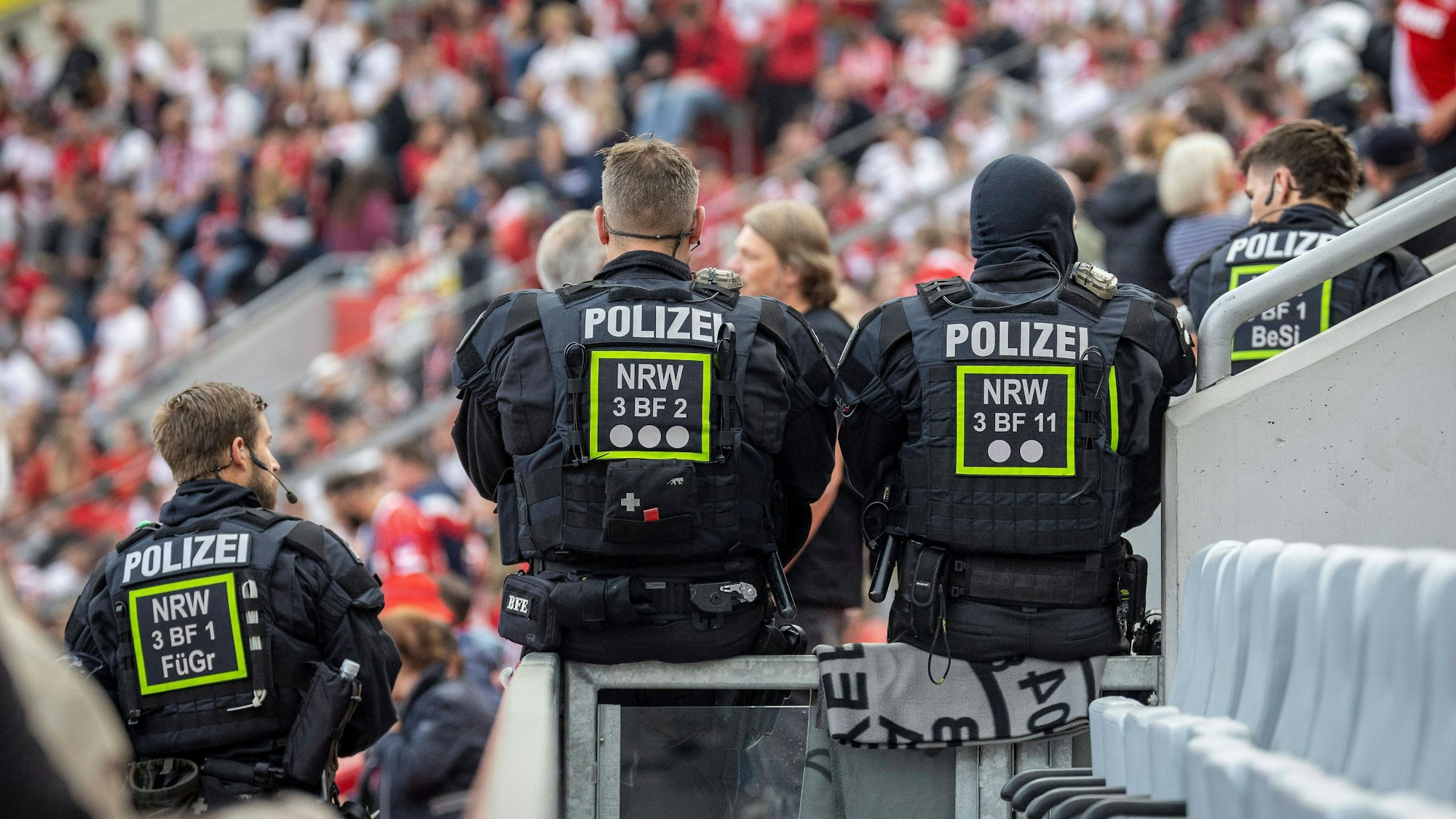 Einsatzkräfte der Polizei positionieren sich in der Bay-Arena.