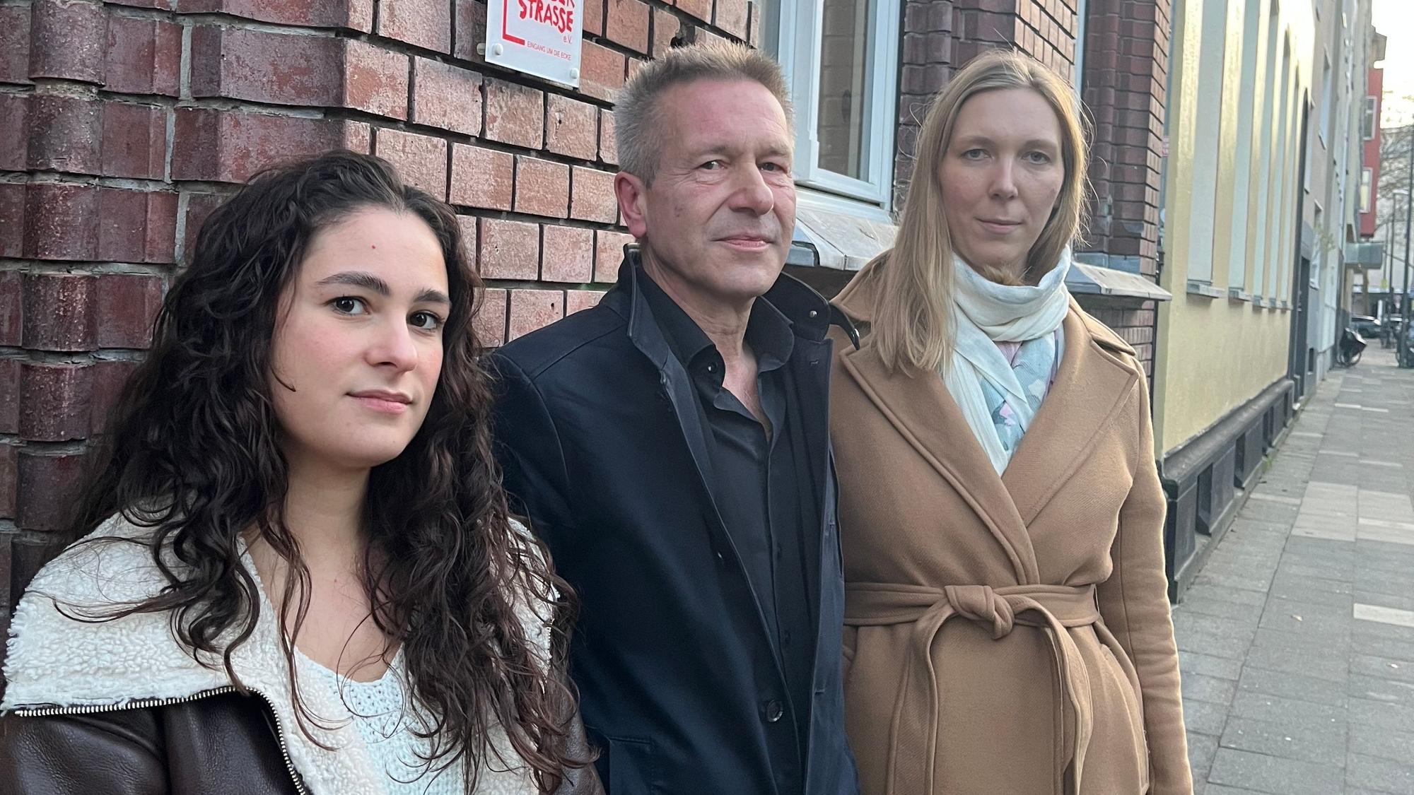Sophia Cora von Agisra, Claus-Ulrich Prölß vom Kölner Flüchtlingsrat und Mariia Olenchenko von Rom e.V. fordern eine langfristige Perspektive