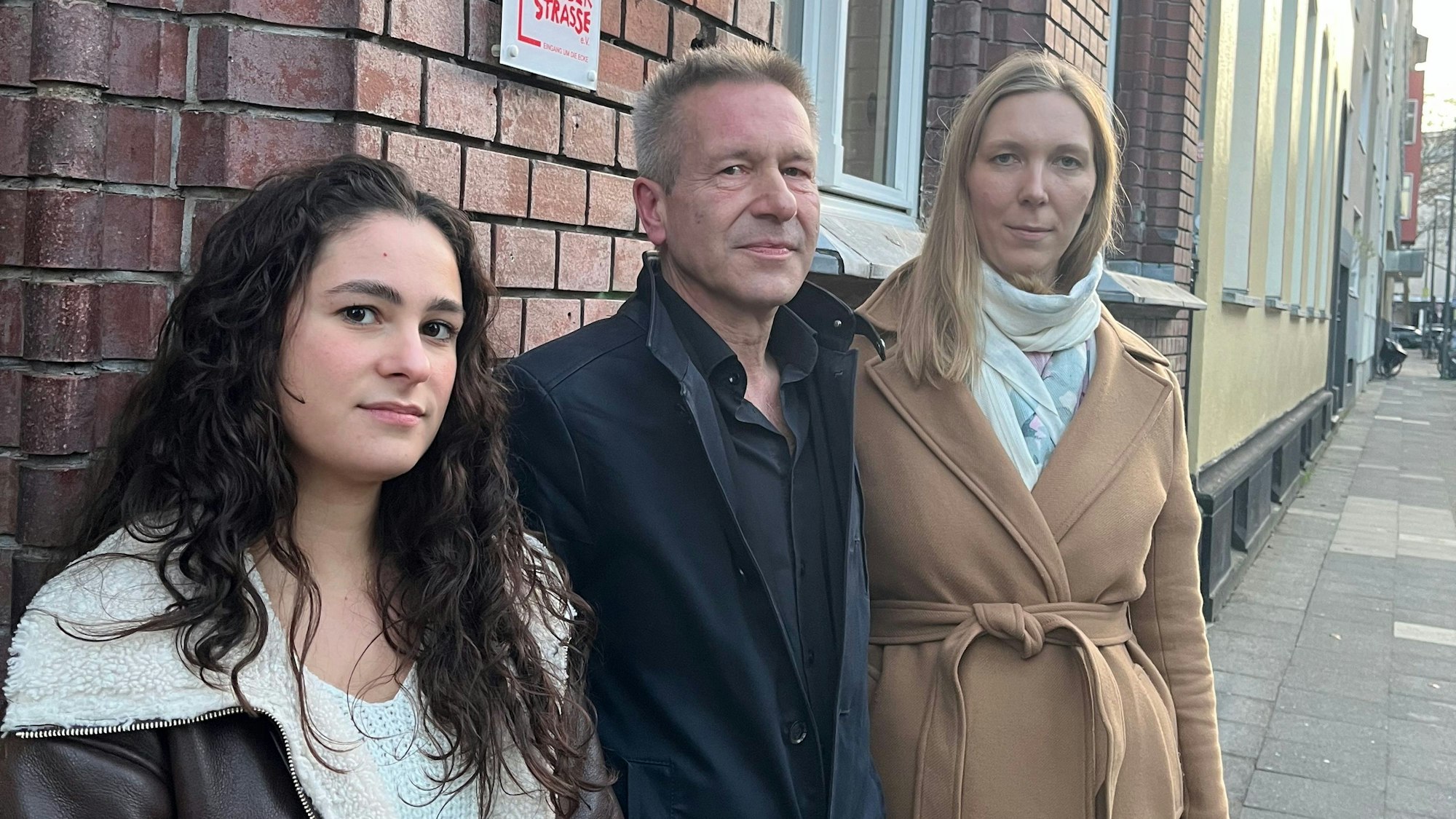 Sophia Cora von Agisra, Claus-Ulrich Prölß vom Kölner Flüchtlingsrat und Mariia Olenchenko von Rom e.V. fordern eine langfristige Perspektive