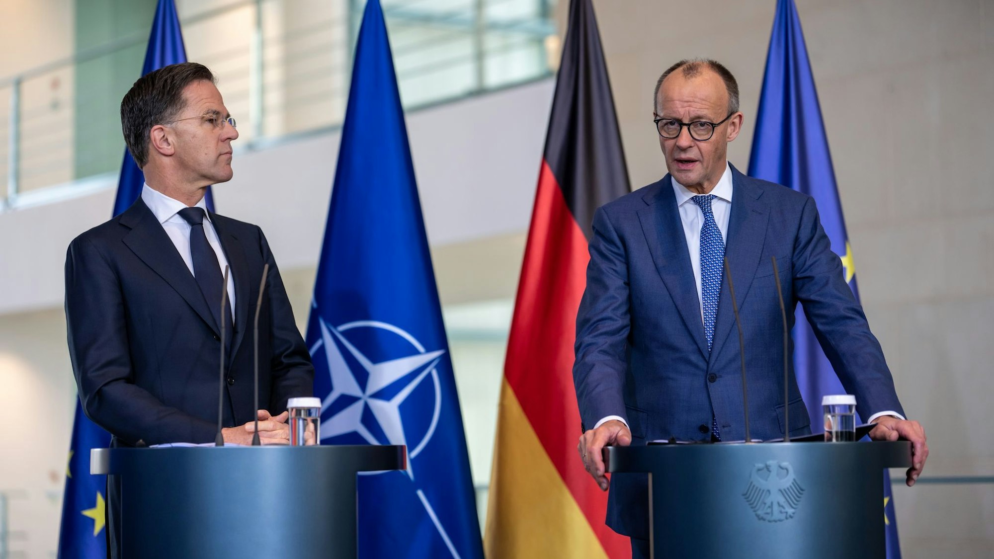 Kanzler Merz und Nato-Generalsekretär Rutte treten gemeinsam vor die Presse.
