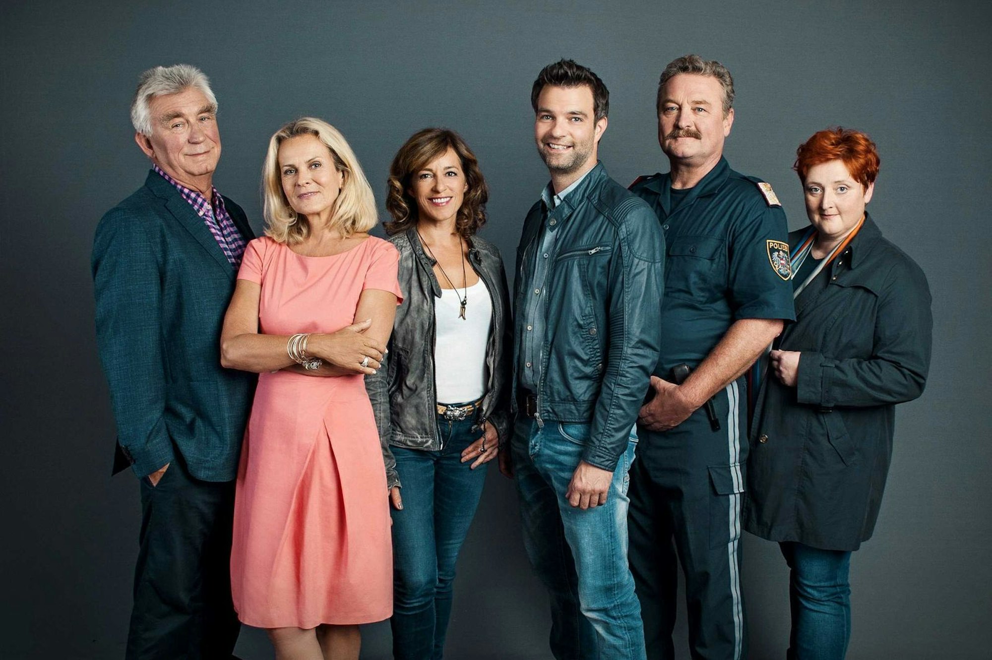 Nach rund 20 Jahren bei der „SOKO Kitzbühel“ war Andrea L'Arronge bereit für den Abschied. Von links: Heinz Marecek, Andrea L'Arronge, Julia Cencig, Jakob Seeböck, Ferry Öllinger und Veronika Polly. (Bild: ZDF / Stefanie Leo)