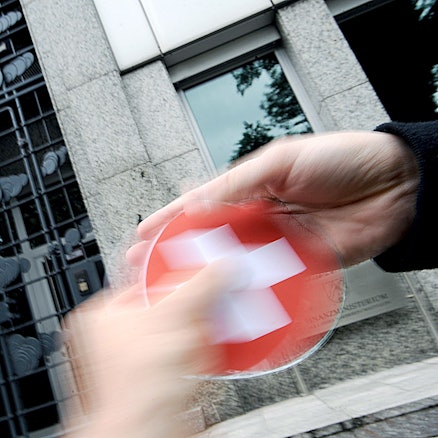 IGestellte Szene: Eine Hand übergibt vor dem Finanzministerium in Düsseldorf eine CD mit den Daten von Steiersündern