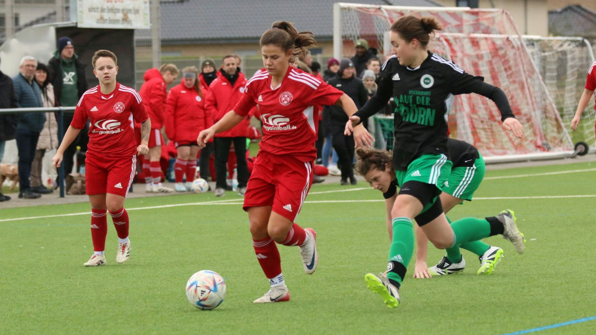 Milena Ronig läuft mit dem Ball am Fuß in Richtung Strafraum. Eine Gegenspielerin ist neben hier, hinter ist eine Gegnerin gestolpert.