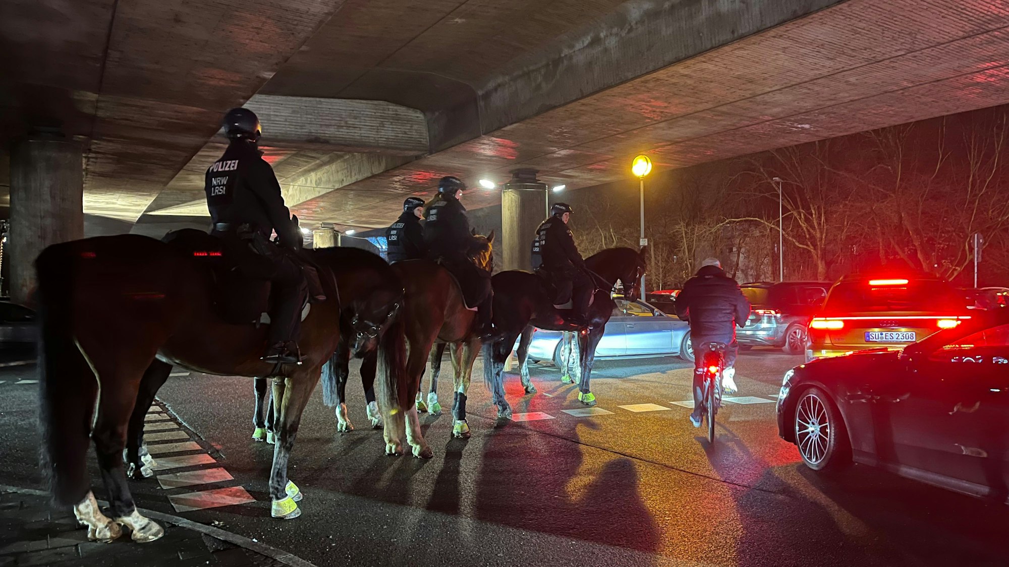 Berittene Polizei unter der Stelze