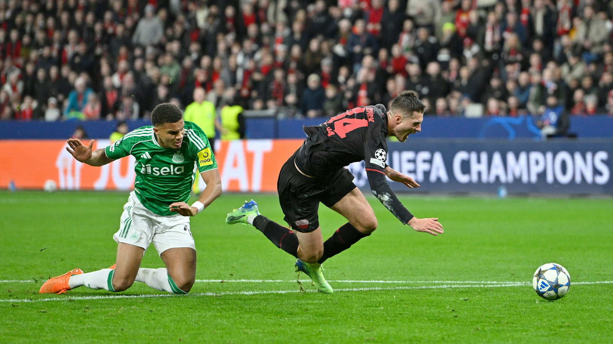 v.l. Malick Thiaw NEW Patrik Schick Bayer Leverkusen Foul, Aktion, Zweikampf, Fussball Champions League, 6. Spieltag, Bayer 04 Leverkusen - Newcastle United NEW, am 10.12.2025 in Leverkusen/ Deutschland. UEFA regulations prohibit any use of photographs as image sequences and/or quasi-video  *** v l Malick Thiaw NEW Patrik Schick Bayer Leverkusen Foul, action, duel, Football Champions League, Matchday 6, Bayer 04 Leverkusen Newcastle United NEW , on 10 12 2025 in Leverkusen Germany UEFA regulations prohibit any use of photographs as image sequences and or quasi video Â