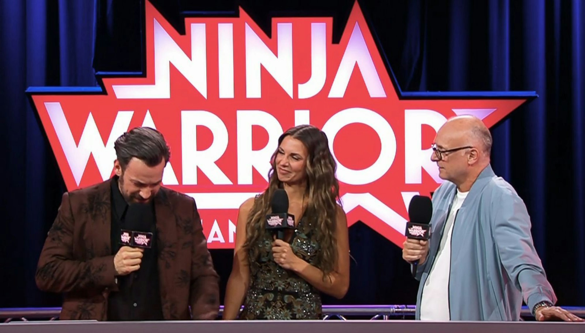 Jan Köppen ging Buschis Abschied wirklich nahe. Er kämpfte erfolglos gegen die Tränen, die Stimme brach. Laura Wontorra musste in die Bresche springen. Buschi motzte gerührt: „Hör auf zu heulen!“ (Bild: RTL)