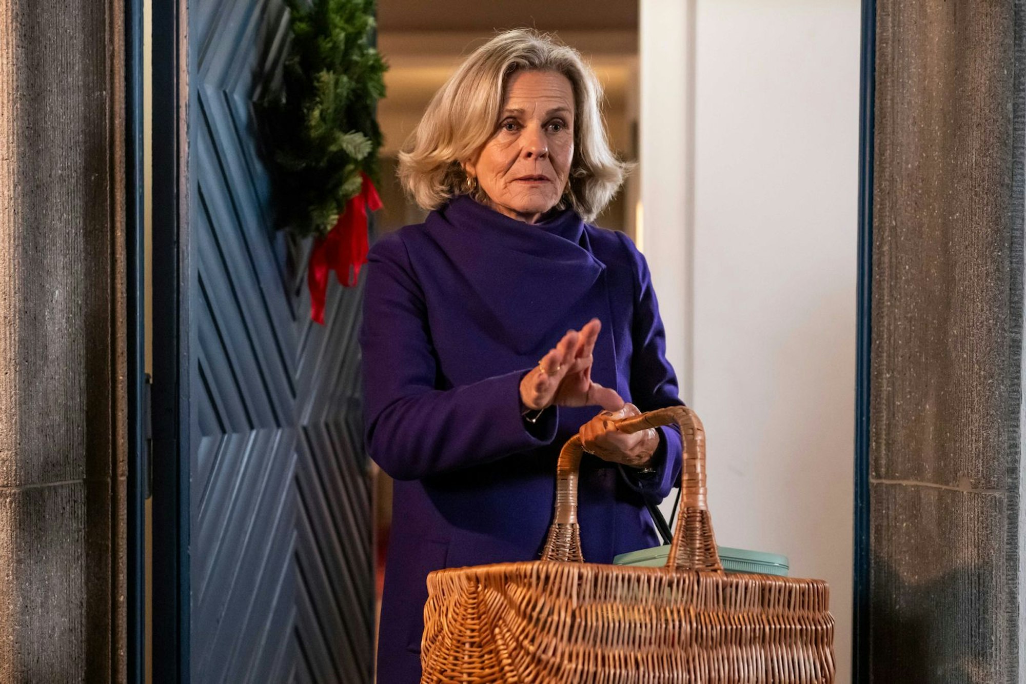 Eigentlich kann Andrea L'Arronge der Weihnachtsmann gestohlen bleiben. In „Eine fast perfekte Bescherung“ muss dagegen alles perfekt sein. (Bild: ZDF / Christoph Assmann)