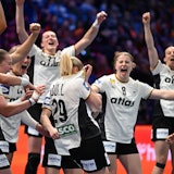 12.12.2025, Niederlande, Rotterdam: Handball, Frauen: WM, Frankreich - Deutschland, Finalrunde, Halbfinale. Antje Döll (M, Deutschland) und seine Mitspielerinnen jubeln nach dem Sieg. Foto: Federico Gambarini/dpa +++ dpa-Bildfunk +++