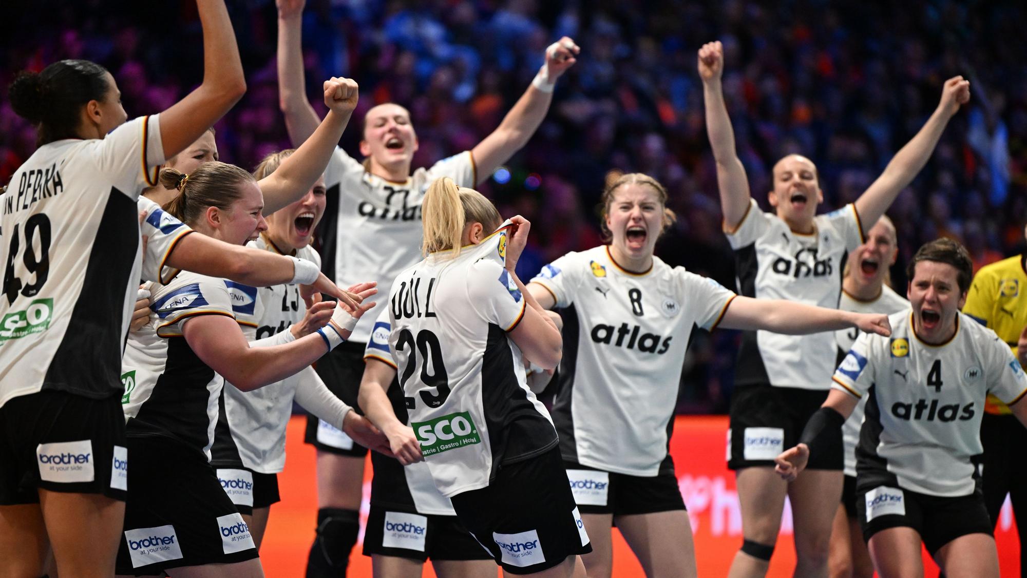 12.12.2025, Niederlande, Rotterdam: Handball, Frauen: WM, Frankreich - Deutschland, Finalrunde, Halbfinale. Antje Döll (M, Deutschland) und seine Mitspielerinnen jubeln nach dem Sieg. Foto: Federico Gambarini/dpa +++ dpa-Bildfunk +++