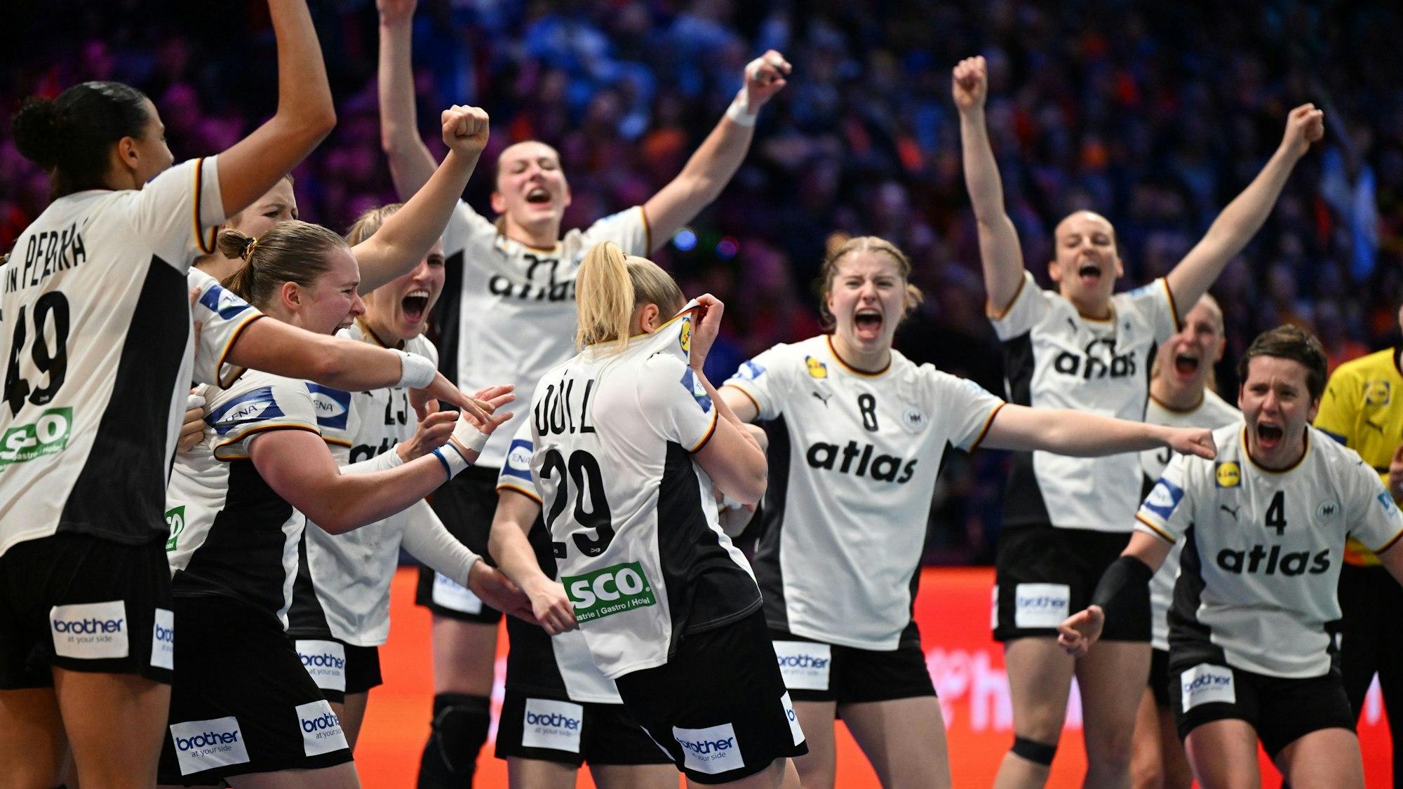 12.12.2025, Niederlande, Rotterdam: Handball, Frauen: WM, Frankreich - Deutschland, Finalrunde, Halbfinale. Antje Döll (M, Deutschland) und seine Mitspielerinnen jubeln nach dem Sieg. Foto: Federico Gambarini/dpa +++ dpa-Bildfunk +++
