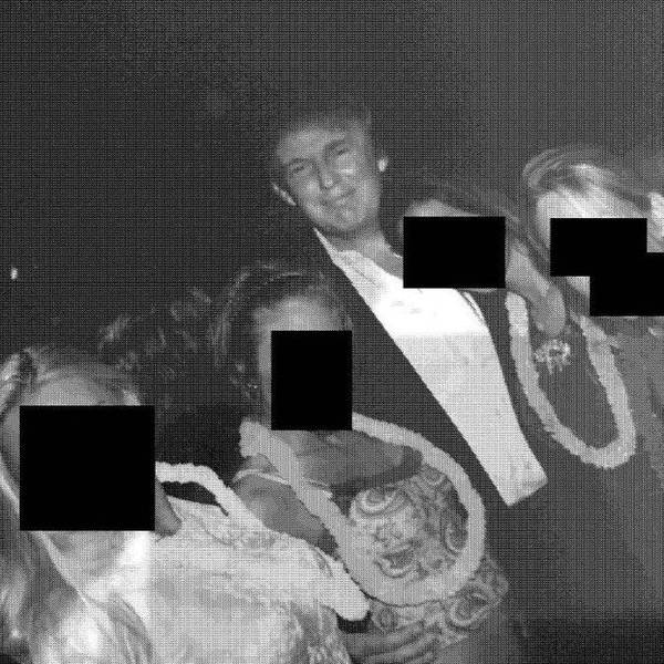 Donald Trump ist auf einem der am Freitag (12. Dezember) veröffentlichten Fotos in Begleitung von sechs Frauen zu sehen.