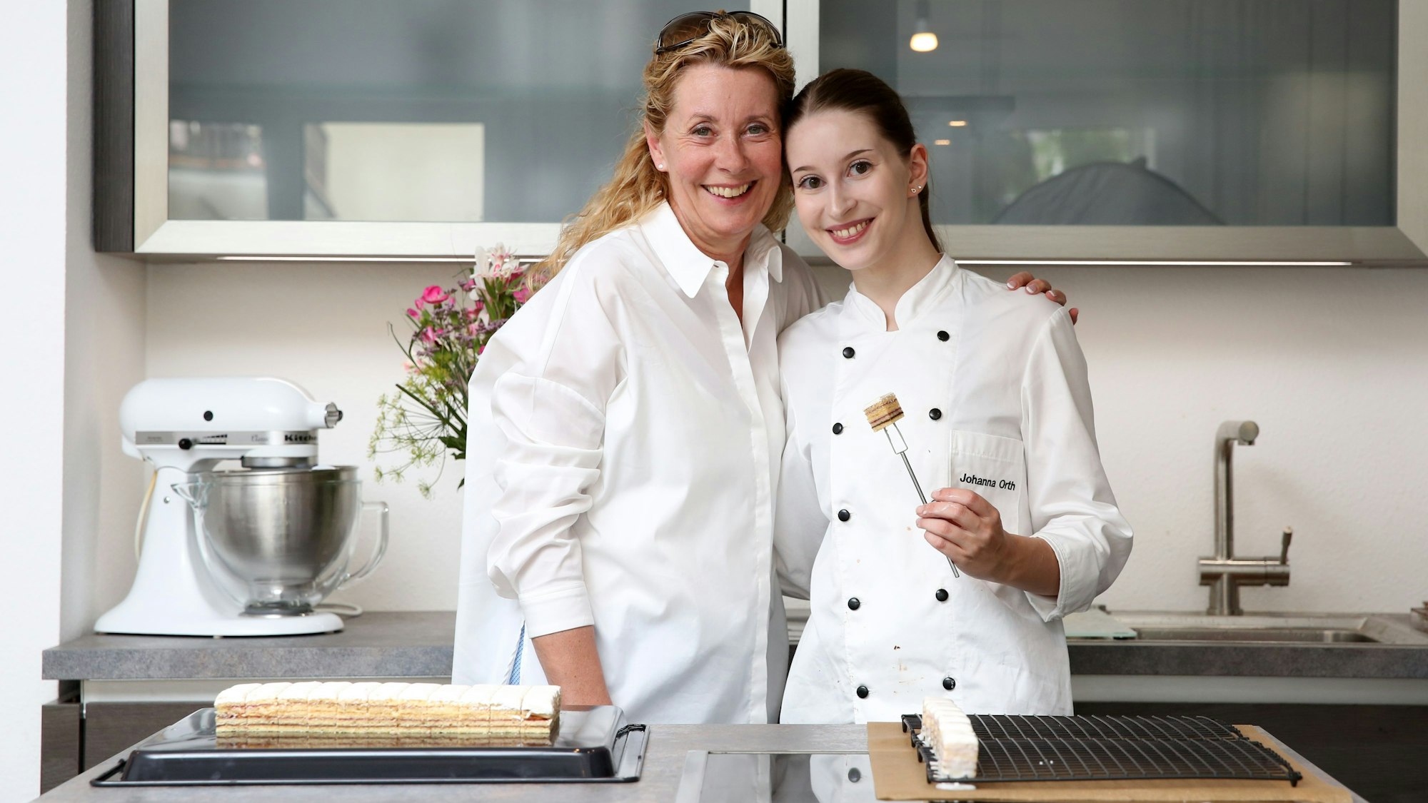 Johanna Orth (links) mit ihrer Mutter nach der bestandenen Gesellinnenprüfung als Konditor. Die 22-Jährige ist während der Flut im Ahrtal ertrunken.