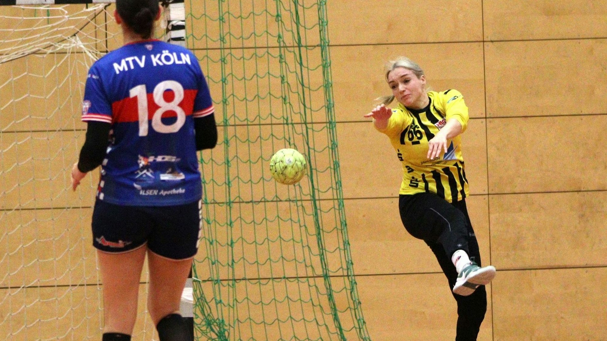 Anna Kurm streckte sich erfolgreich und wehrte einen Ball ab.