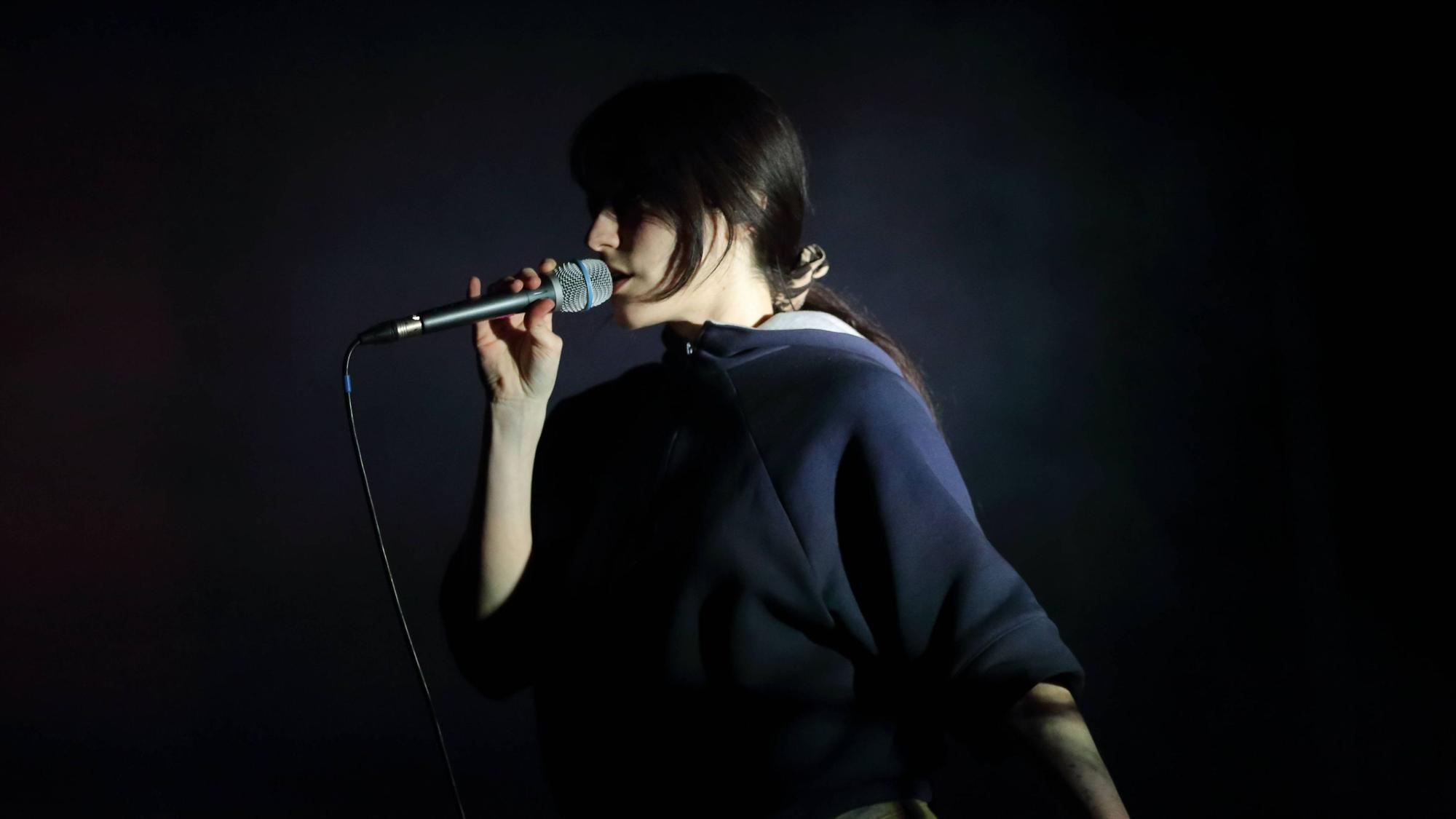 Marylou Mayniel alias Oklou bei einem Konzert im Columbia Theater in Berlin, 27. Februar 2025. Oklou Konzert Berlin *** Marylou Mayniel aka Oklou at a concert at the Columbia Theater in Berlin, 27 February 2025 Oklou concert Berlin