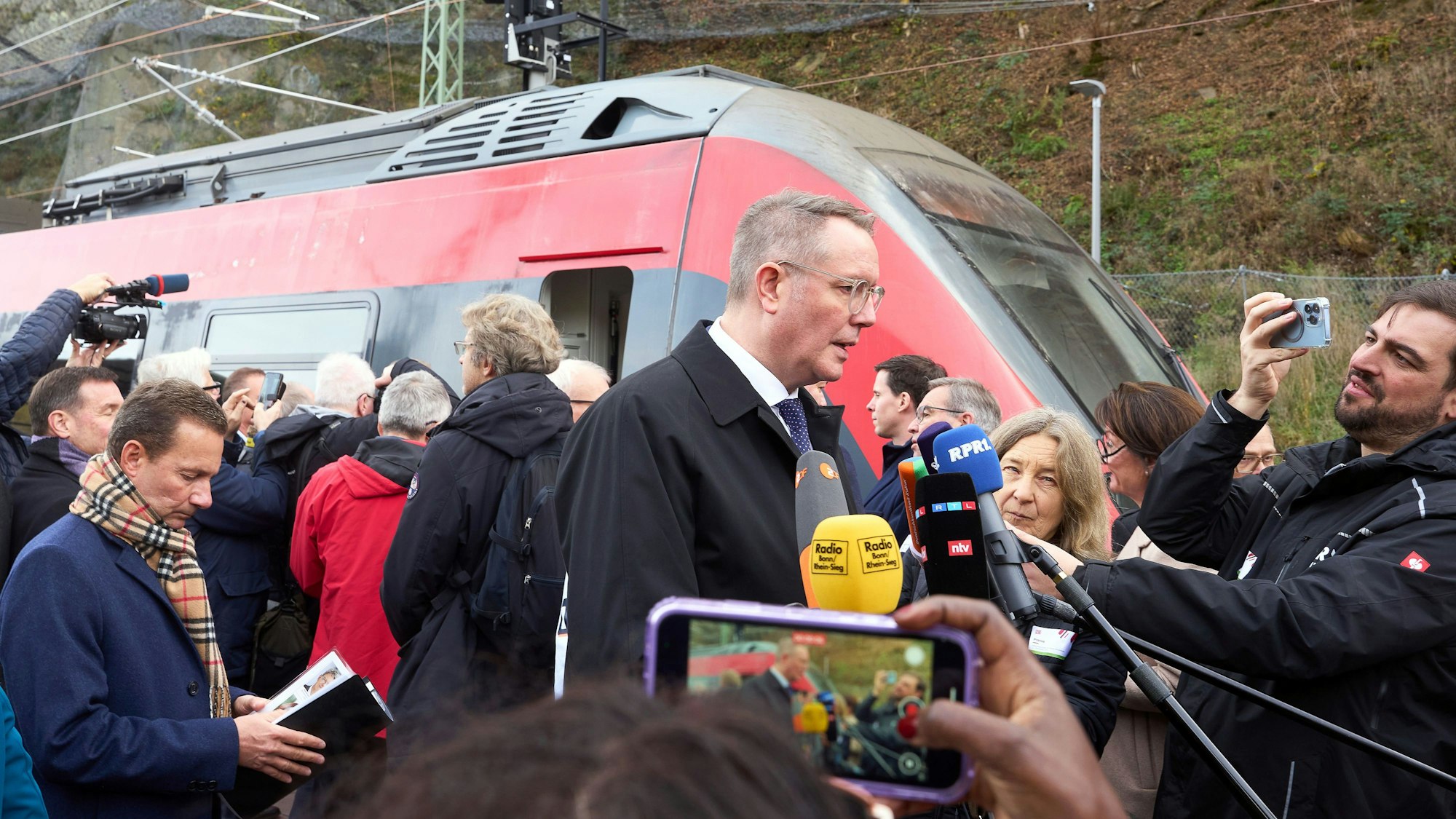 Alexander Schweitzer (M, SPD), Ministerpräsident von Rheinland-Pfalz, bei der der Inbetriebnahme der Ahrtalbahn. Die von der Flut zerstörte Teilstrecke an der Mittelahr wird nach viereinhalb Jahren Wiederaufbauzeit wieder eröffnet.