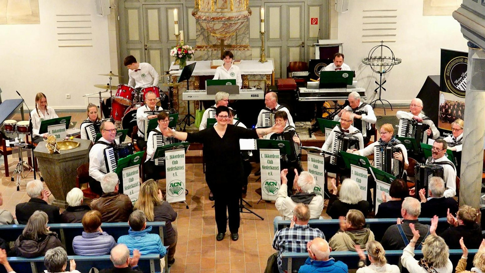 Ein Akkordeonorchester in einer Kirche.
