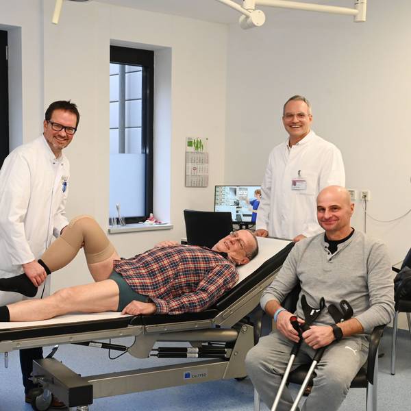 Werner Wolf (liegend) hat ein neues Kniegelenk bekommen, Markus Hahn (sitzend) eine neues Hüftgelenk. Holger Bäthis (links), Leiter des Endoprothetikzentrums Köln-Merheim, und sein Team sind zufrieden.