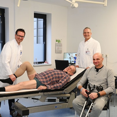 Werner Wolf (liegend) hat ein neues Kniegelenk bekommen, Markus Hahn (sitzend) eine neues Hüftgelenk. Holger Bäthis (links), Leiter des Endoprothetikzentrums Köln-Merheim, und sein Team sind zufrieden.