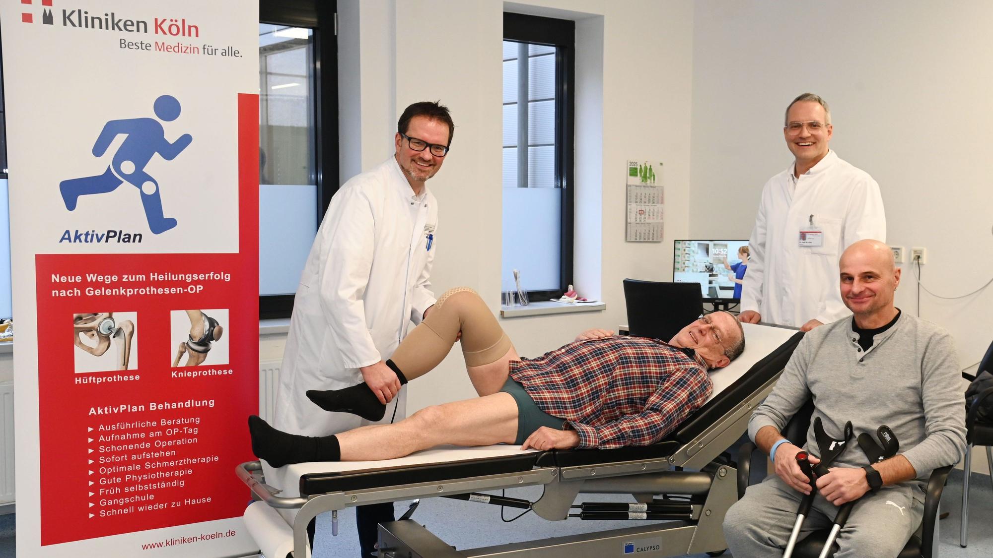 Werner Wolf (liegend) hat ein neues Kniegelenk bekommen, Markus Hahn (sitzend) eine neues Hüftgelenk. Holger Bäthis (links), Leiter des Endoprothetikzentrums Köln-Merheim, und sein Team sind zufrieden.