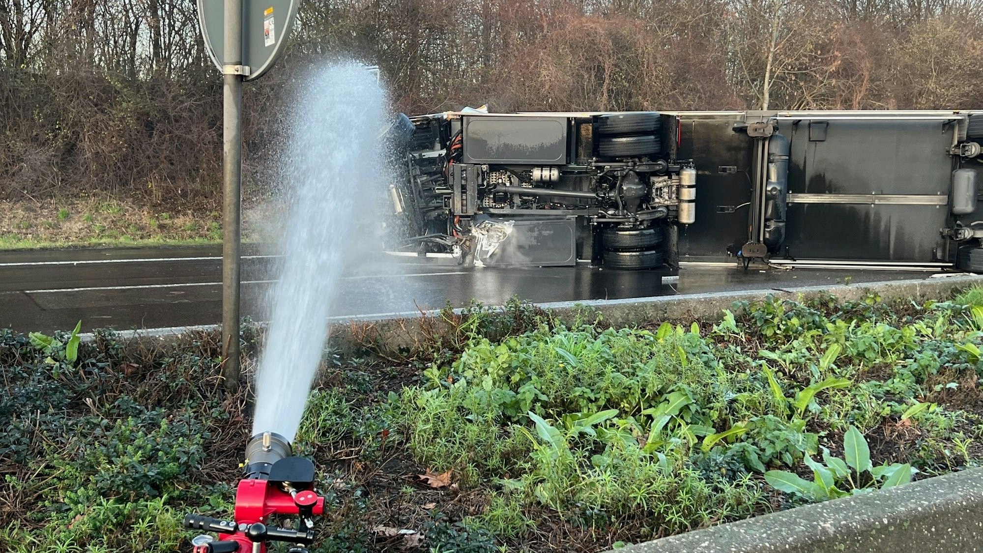 Der umgestürzte Lkw auf der A46 stellte die Feuerwehr vor einige Herausforderungen.